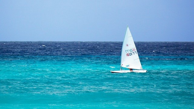 青ボート　自由　地平線　海洋　帆